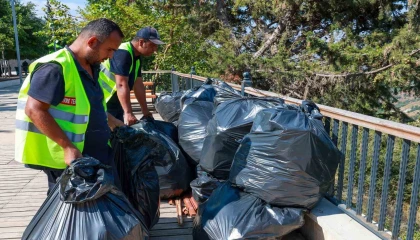 Döver seyir terasından torbalarca çöp çıktı