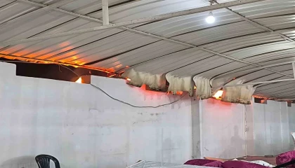 Düğünde çıkan yangına aldırış etmeden halaya devam ettiler