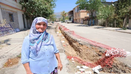 Dulkadiroğlunda vatandaşlardan yol tepkisi: Biz depremde bu kadar zarar görmemiştik