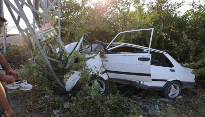 Elektrik direğine çarpan Tofaş hurdaya döndü, sürücü ağır yaralandı