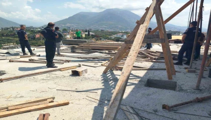 Eşini ve kayınvalidesini bıçaklayan şahıs intihar teşebbüsünü canlı yayınladı