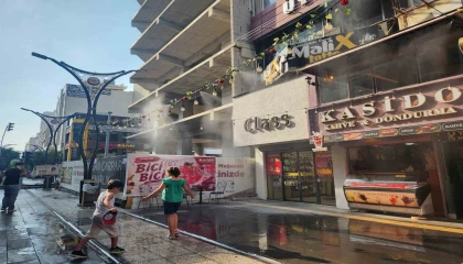 Esnafın iş yerinin önüne kurduğu fıskiye sistemi, kavurucu sıcakta çocuklara ve yetişkinlere eğlence dolu nefes oldu