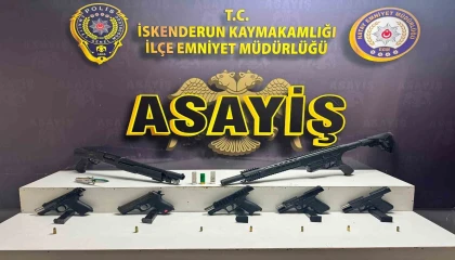 Ev ve araç kurşunlayan şahısların evlerinde yatakların arasından silah çıktı
