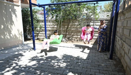 Evlerinin önü parka dönüştürüldü: 3 engelli kardeşin evinin bahçesine salıncak kuruldu