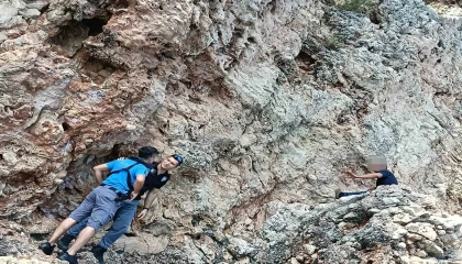 Falezlerin denizle buluştuğu kayalıklara çıktı, ekipleri alarma geçirdi