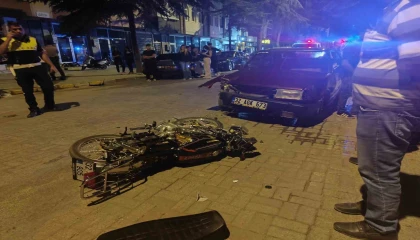 Faytonu sollayan otomobil motosikletle çarpıştı: 16 yaşındaki sürücünün durumu ağır