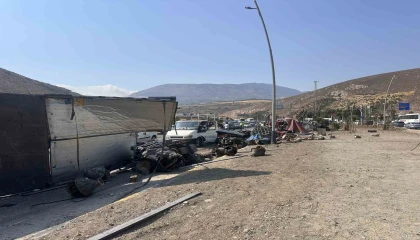 Freni boşalan tır ortalığı savaş alanına çevirdi