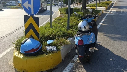 Hafif ticari araçla çarpışan motosikletli yaralandı