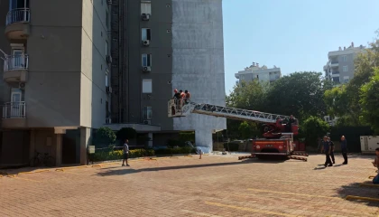 Halatı kopan iskelede mahsur kalan 2 işçiyi itfaiye kurtardı