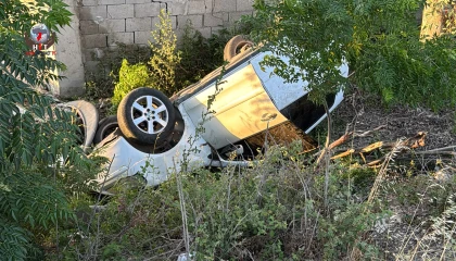 HATAY’DA ARAÇ BAHÇEYE UÇTU