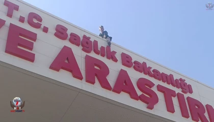 HATAY’DA VATANDAŞ HASTANENİN ÇATISINA ÇIKTI