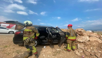 İskenderunda kayalıklara çarpan otomobilin sürücüsü yaralandı