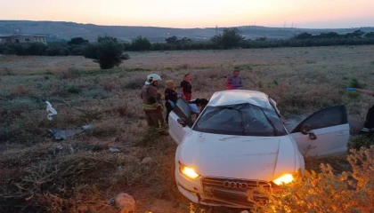 İskenderunda otomobil tarlaya uçtu