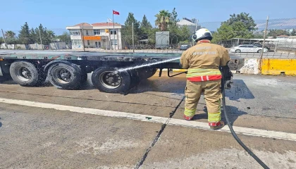 İskenderunda tırın lastiğinden alevler yükseldi