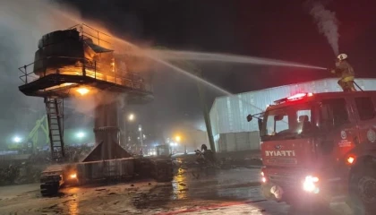 İskenderunda vinç alevlere teslim oldu