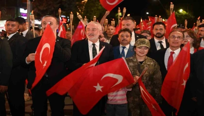 Ispartada 30 Ağustos coşkusu fener alayı ve Kubat konseriyle yaşandı