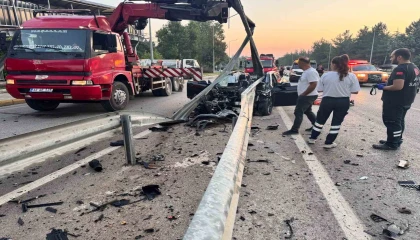 Ispartada feci kaza: Bariyerlere çarpan otomobilin sürücüsü hayatını kaybetti