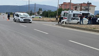 Ispartada iki araç çarpıştı: 5 yaralı