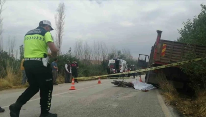 Ispartada kamyonla çarpışan 19 yaşındaki motosikletli hayatını kaybetti