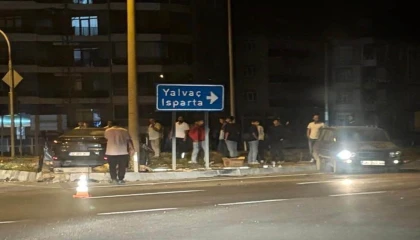 Ispartada kavşakta iki otomobil çarpıştı: 3 yaralı