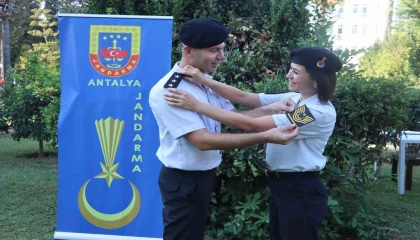 Jandarma çiftin evlilik yıldönümünde rütbe terfi gururu