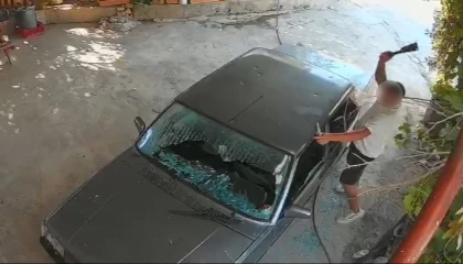 Kadına ait otomobile satır ve bıçakla zarar verdi: O anlar kamerada