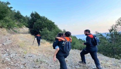 Kahramanmaraşta araçta mahsur kalan baba ve kızı kurtarıldı