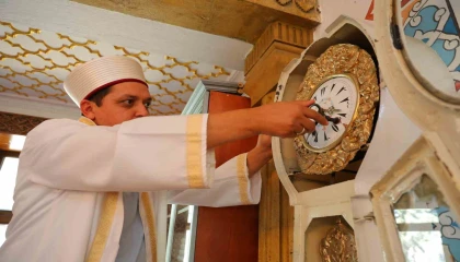 Kahramanmaraştaki Beyazıtlı Camiinin duvarındaki tarihi saat zamana tanıklık ediyor
