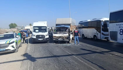 Kamyon, kamyona arkadan çarptı, 5 kilometre araç kuyruğu oluştu
