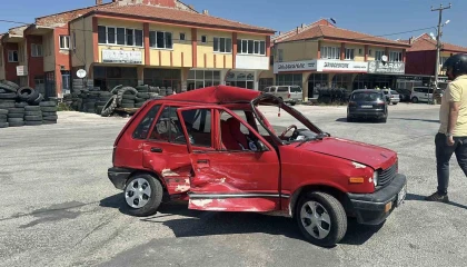 Kamyonetin çarptığı otomobil hurdaya döndü: 1 yaralı