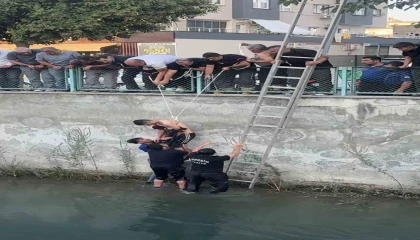 Kanala düşen genci arkadaşı yakaladı, itfaiye kurtardı