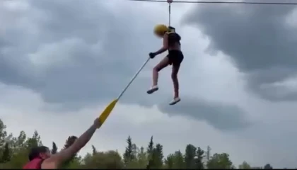 Kanyonda ziplinede asılı kalan turist çocuğu rafting rehberi kurtardı