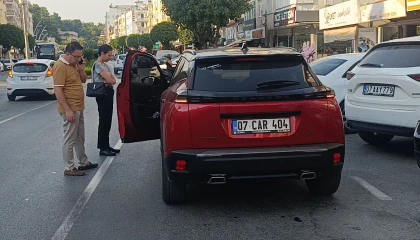 Kapısı açılan otomobile çarpan motosiklet sürücüsü yaralandı