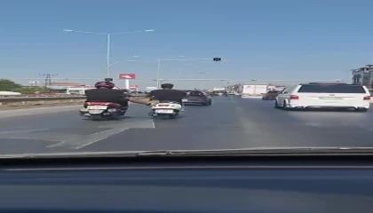 Kara yolunda seyir halindeyken ayağıyla önündeki motosikleti itmeye çalıştı