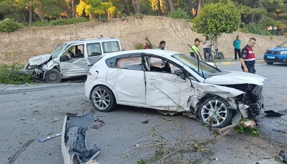 Karşı şeride geçen otomobil ortalığı savaş alanına çevirdi: 4 yaralı