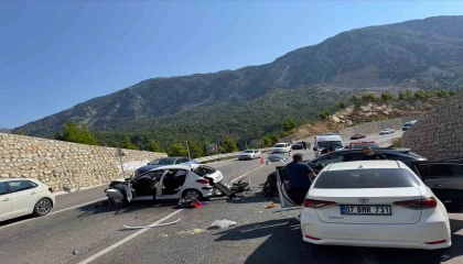 Karşı şeride geçip 3 araca çarptı: 4 yaralı