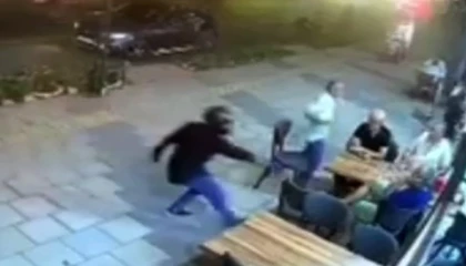 Kasklı şüpheli, tantunicide oturan şahsı vurdu