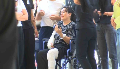 Katledilen baba ve oğlu defnedildi: Anne cenazeye tekerlekli sandalyeyle katıldı