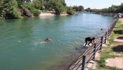 Kavurucu sıcakta hem kanalda yüzdüler hem karpuz yediler