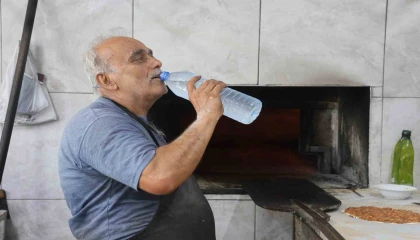 Kavurucu sıcakta ocak başında zorlu mesaiyi sürdüren fırıncılar günde 5 litreyi bulan su tüketiyorlar