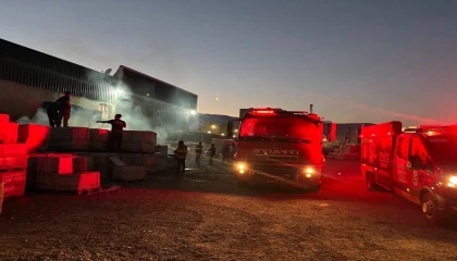 Kırıkhanda inşaat malzemeleri satan iş yerinde yangın çıktı