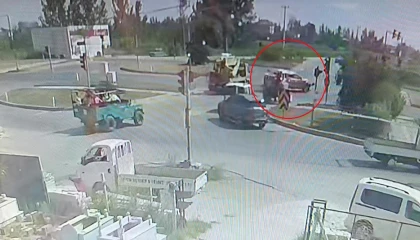 Kırmızı ışık ihlali ile gelen kaza ucuz atlatıldı