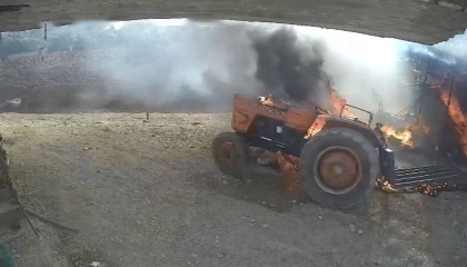 Kısa devre yapan traktör yanarak harekete geçti, saman balyalarını ve hayvanları yaktı