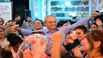 Kocagöz, kadınların matine coşkusuna ortak oldu