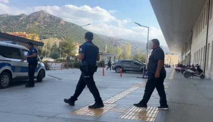 Komşular arasında araç park kavgası kanlı bitti: Baba oğul bıçaklandı