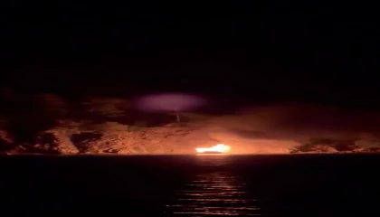 Koyda demirli tur teknesi yandı