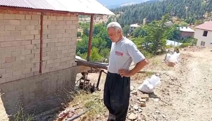Kozanda açıkta bırakılan su borusu vatandaşı mağdur ediyor