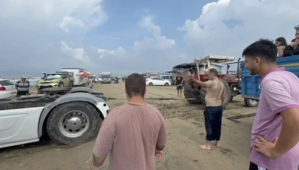 Kuma gömülen tırı iki traktör kurtardı