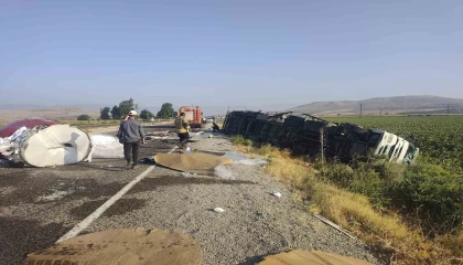 Kumluda kaza yapan tırdan yola rulo sac devrildi
