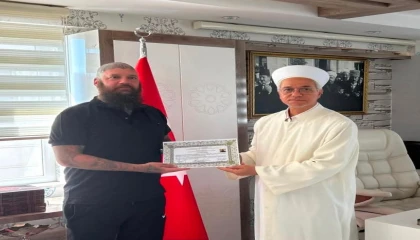 Kuran-ı Kerimden etkilenen Macar turist müslüman oldu